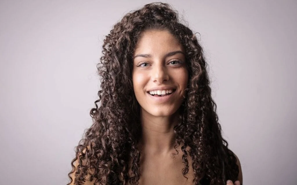 Cheveux bouclés comment les coiffer sans les casser ni les alourdir ?